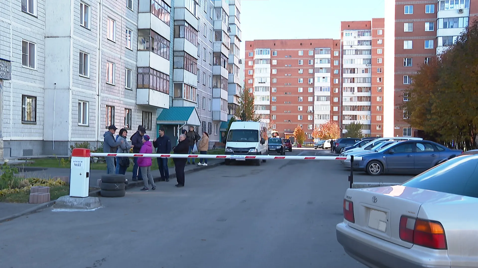 Жители барнаульской многоэтажки не могут проехать к своему дому из-за шлагбаума соседей Жители барнаульской многоэтажки не могут проехать к своему дому из-за шлагбаума соседей