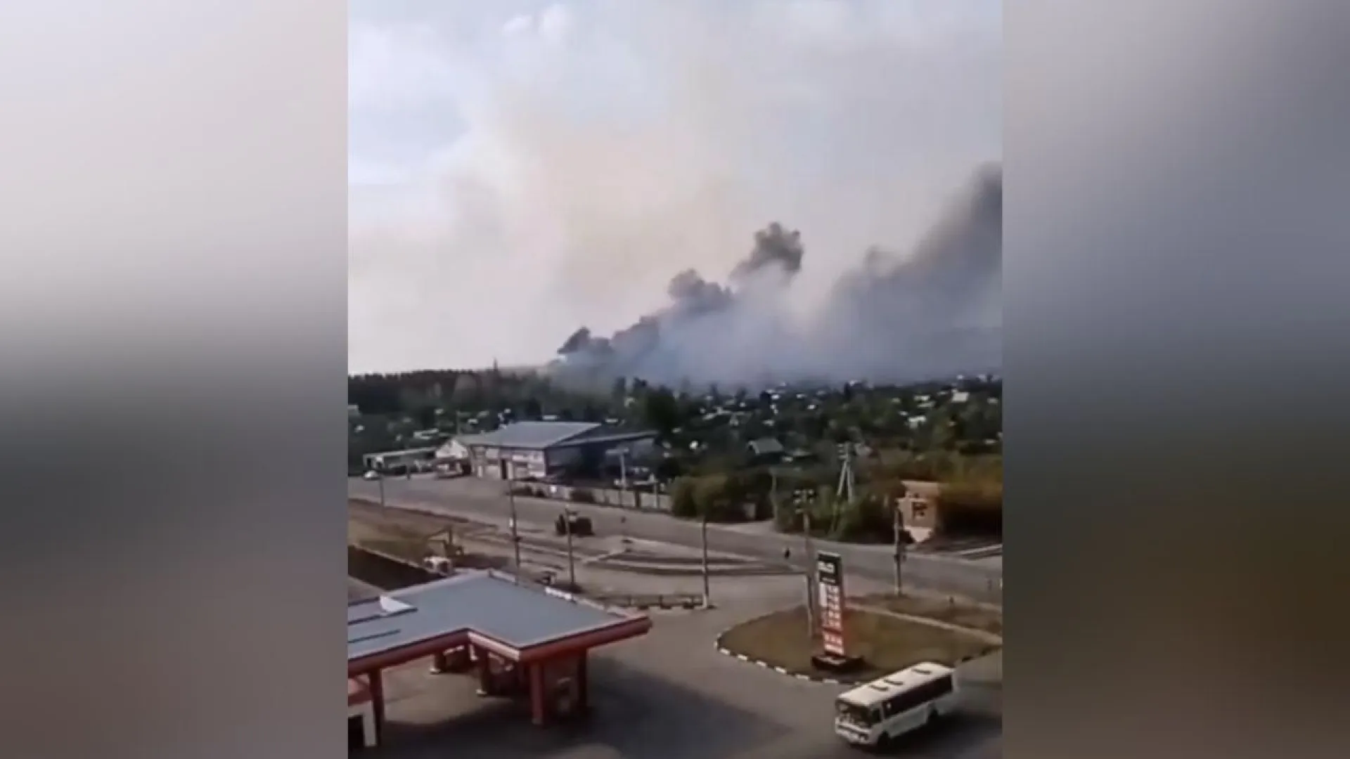Рядом с Бийским олеумным заводом разгорелся пожар Рядом с Бийским олеумным заводом разгорелся пожар