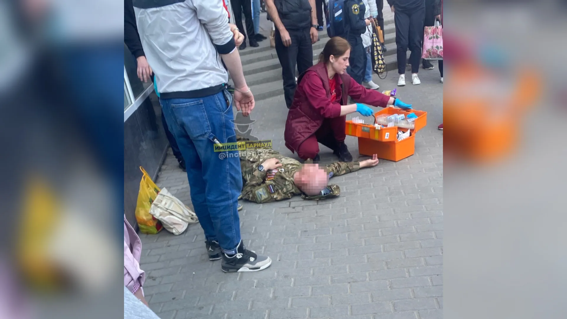 Человеку в военной форме стало плохо возле барнаульского ТРЦ Человеку в военной форме стало плохо возле барнаульского ТРЦ