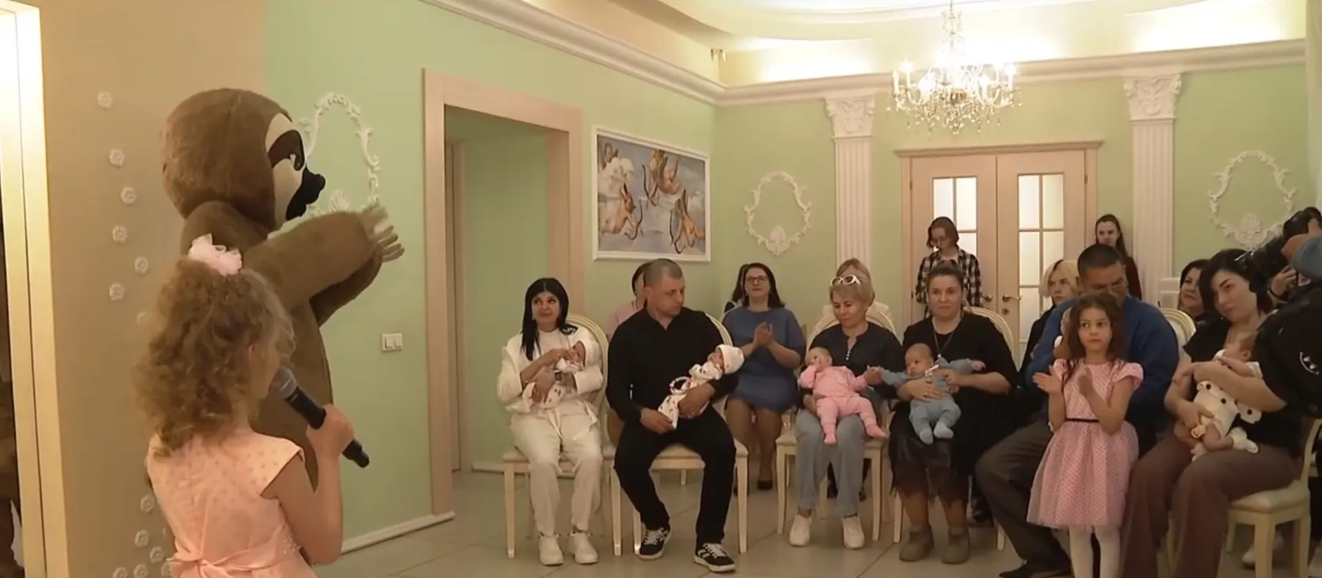 Сотрудники барнаульского отдела ЗАГС № 1 поздравили семьи, где родилась двойня Сотрудники барнаульского отдела ЗАГС № 1 поздравили семьи, где родилась двойня