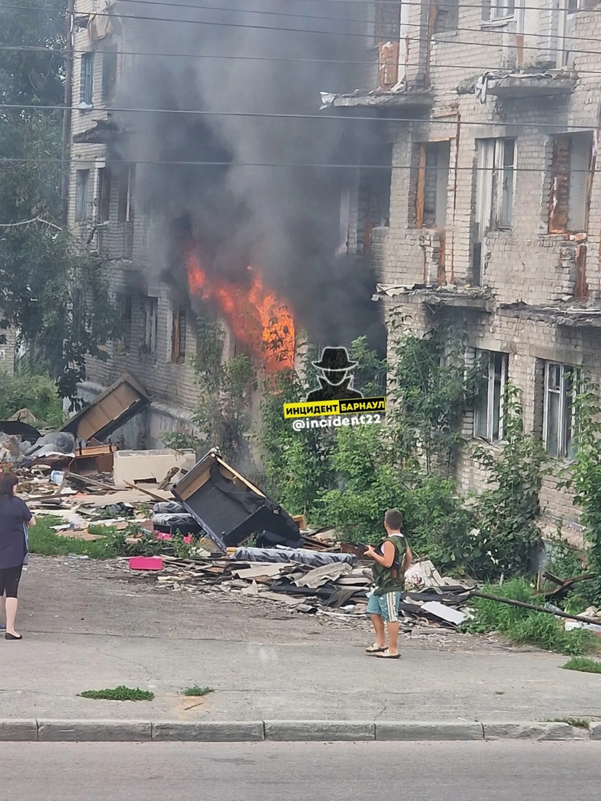 Расселенный дом загорелся в Барнауле Расселенный дом загорелся в Барнауле