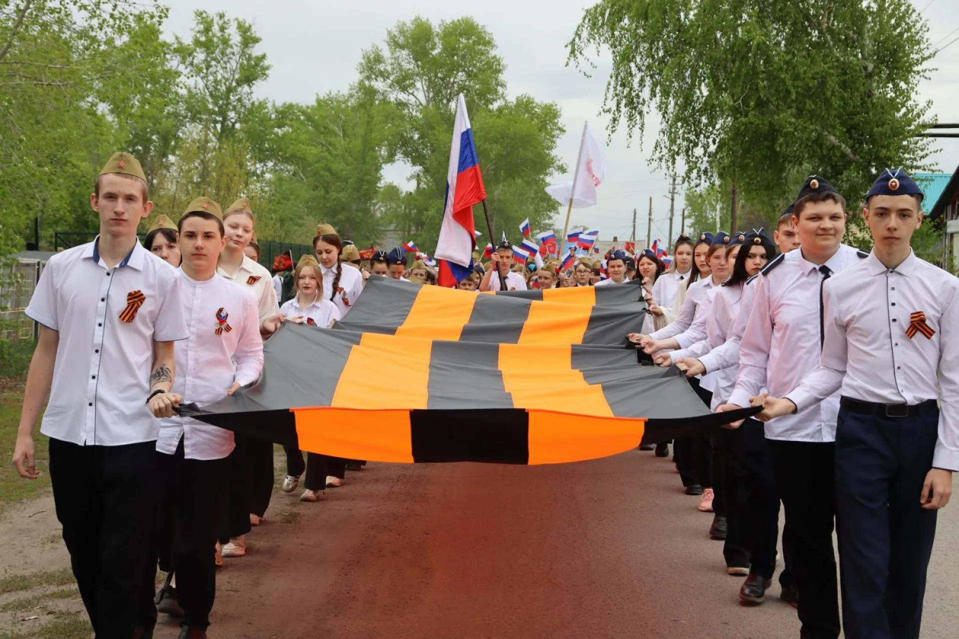 10-метровую георгиевскую ленту пронесли школьники по улицам села Бурла 10-метровую георгиевскую ленту пронесли школьники по улицам села Бурла