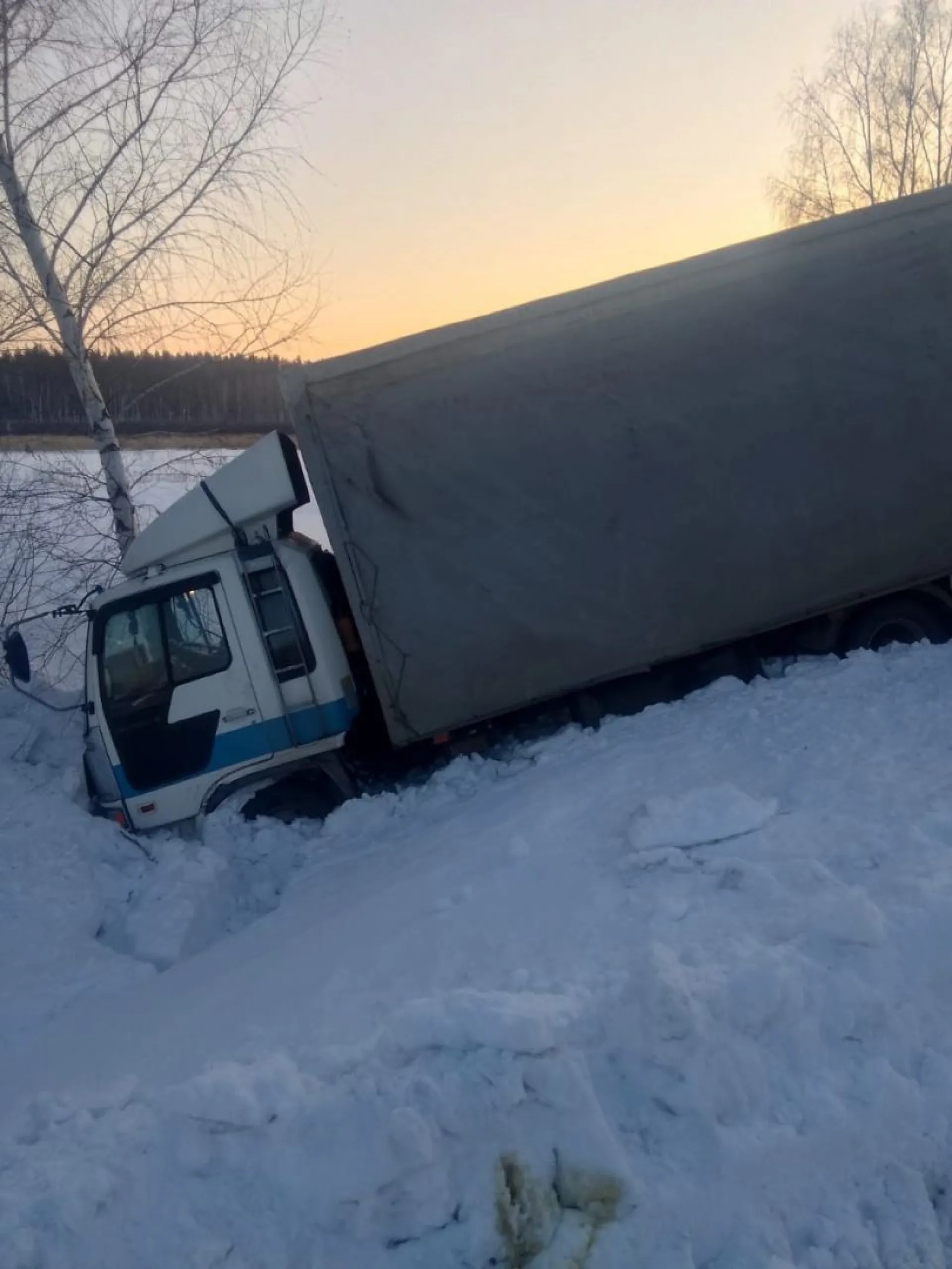 Дорожники помогли вытащить грузовик, слетевший с трассы в Алтайском крае Дорожники помогли вытащить грузовик, слетевший с трассы в Алтайском крае