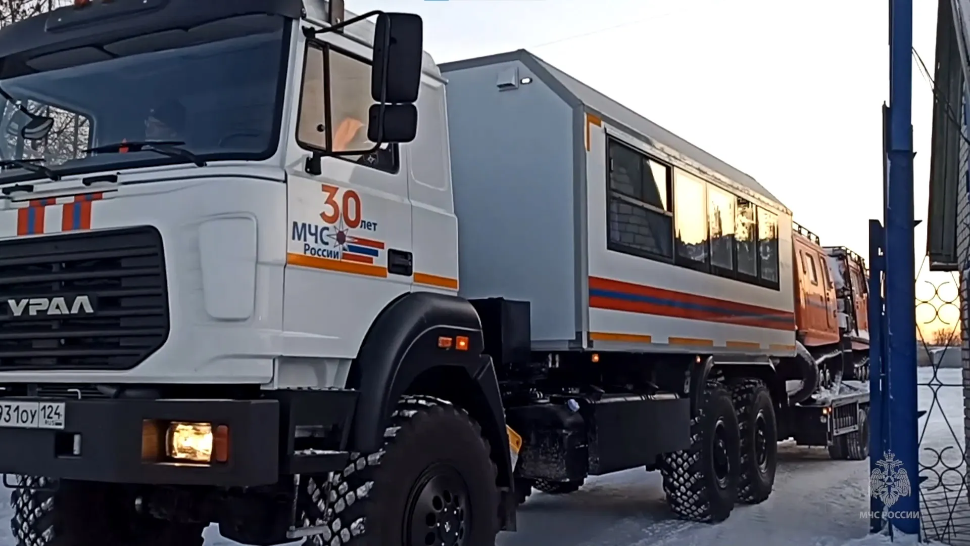 Сотрудники МЧС дежурят на трассах в Алтайском крае из-за непогоды