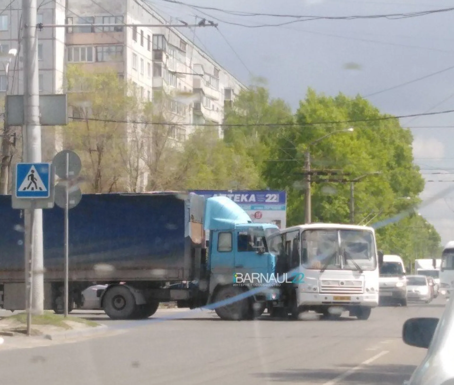 Грузовик врезался в пассажирский автобус в Барнауле