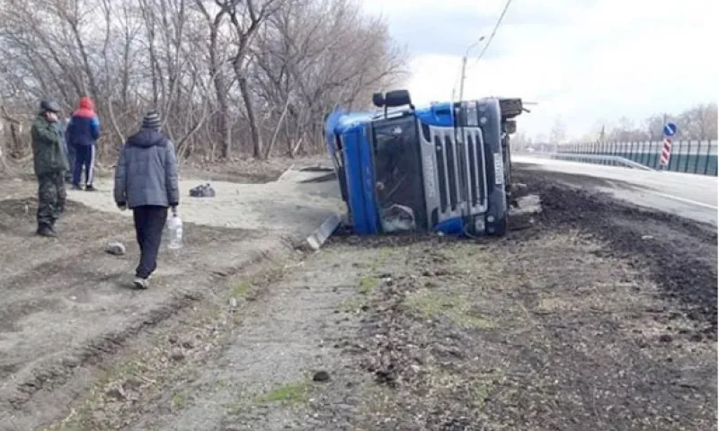 Большегруз перевернулся на трассе в Алтайском крае