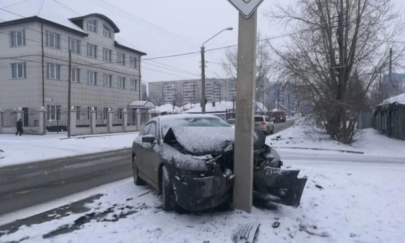 Иномарка врезалась в столб в Барнауле 