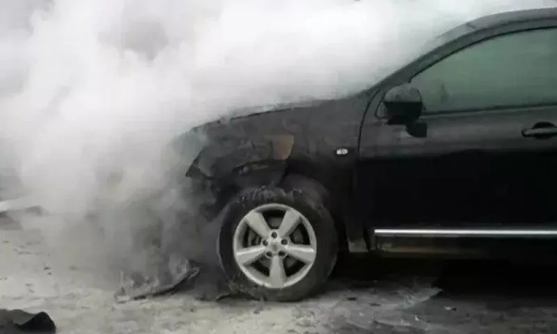 Барнаульцы помогли девушке потушить автомобиль 