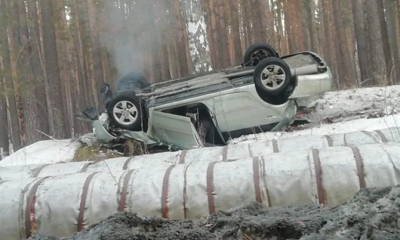 Автомобиль взлетел с трассы и перевернулся на крышу в Бийске