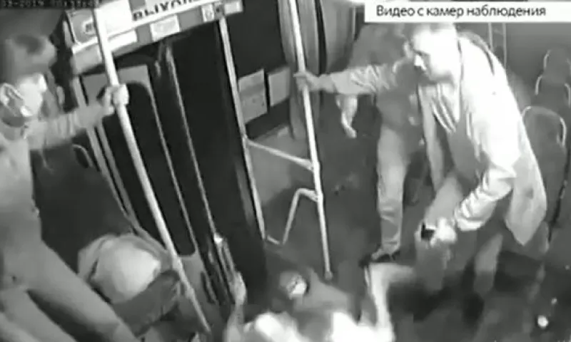 Один из парней, избивших пассажирку и кондуктора автобуса в Бийске, извинился перед пострадавшими