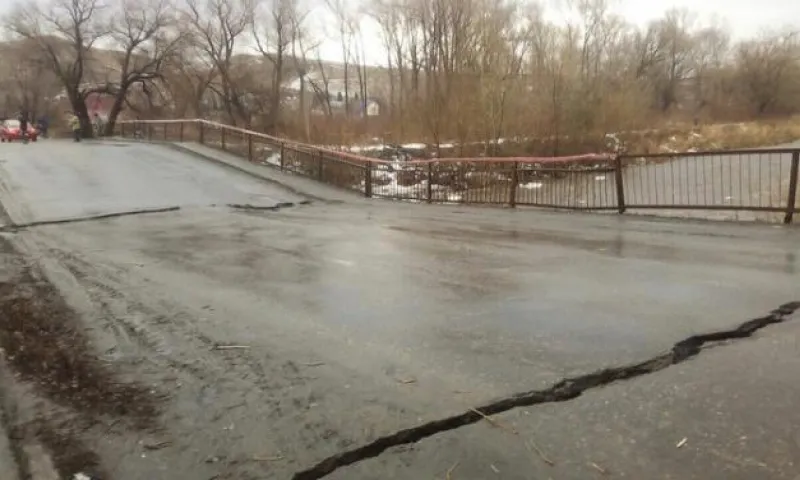 Центральный мост в селе Алтайское рухнул под напором реки
