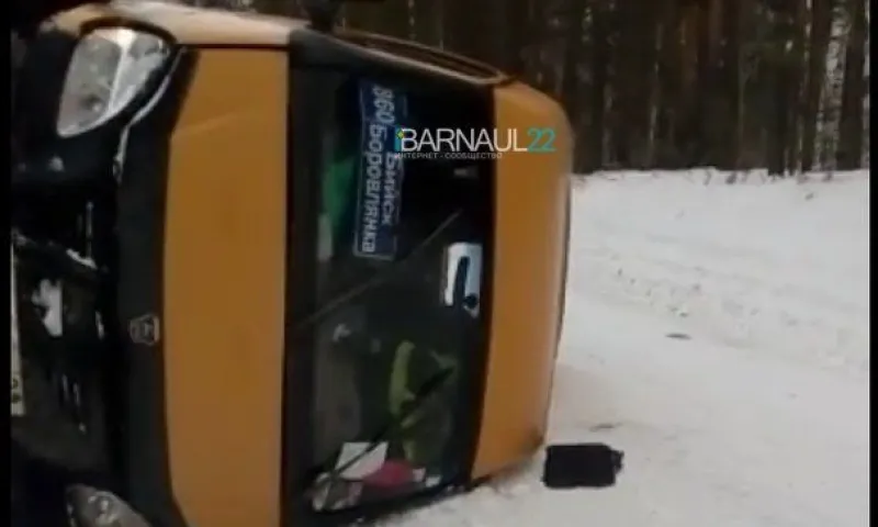 «Газель» с пассажирами перевернулась в Алтайском крае