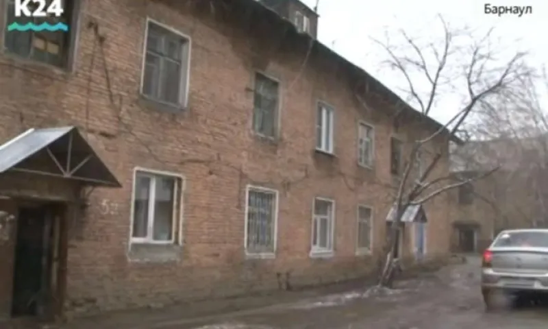 Жители аварийной барнаульской двухэтажки опасаются обрушения дома