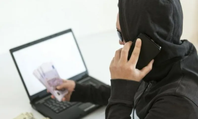 Рассказываем, как избежать обмана мошенников по телефону и в интернете