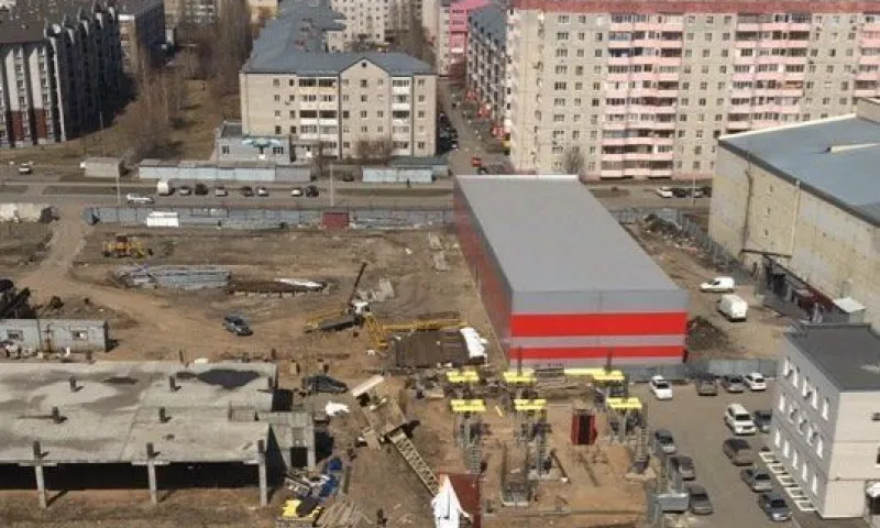 Соцсети: башенный кран упал на стройке в Барнауле