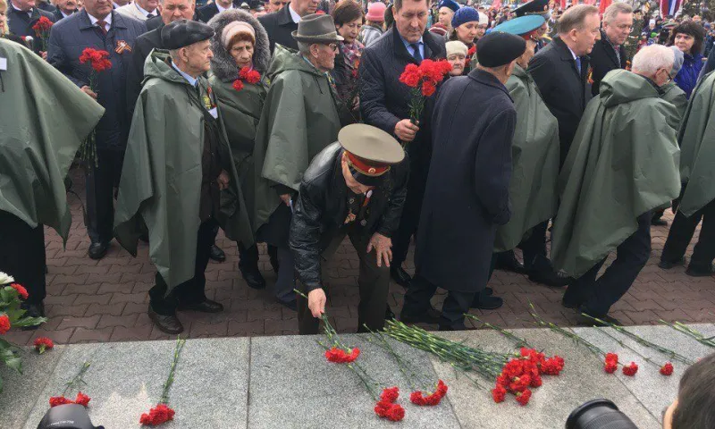 Торжественная церемония возложения цветов к Мемориалу Славы проходит в Барнауле 
