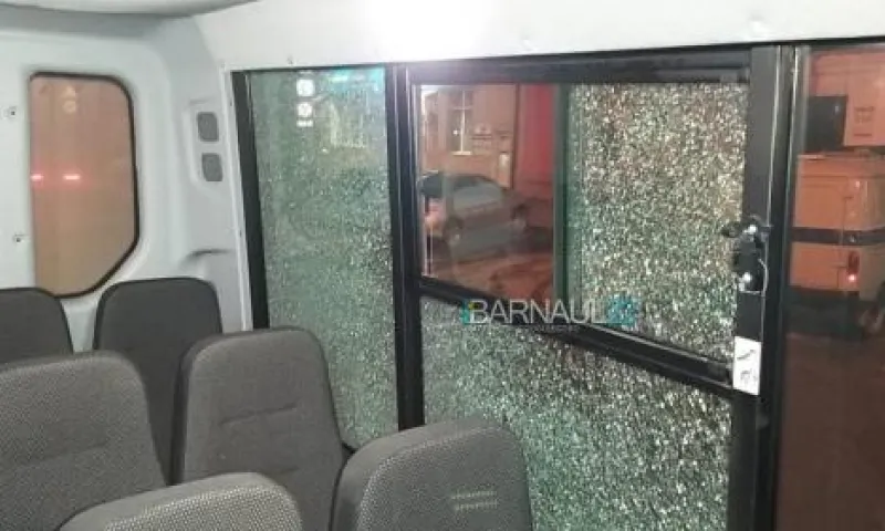 Пассажирские автобусы обстреляли в Барнауле