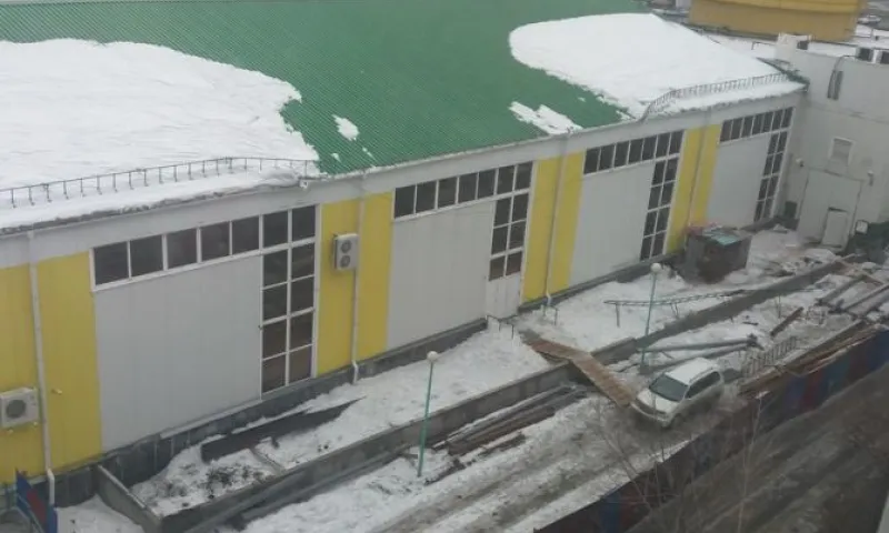 Снег с крыши ТЦ сошел вместе с металлоконструкцией в Бийске