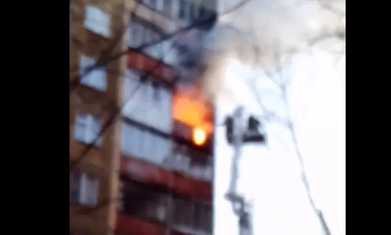 Пожар в барнаульской многоэтажке тушили 37 человек 