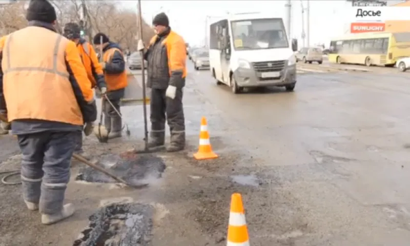 Асфальт на улице Власихинской в Барнауле «растаял» вместе со снегом