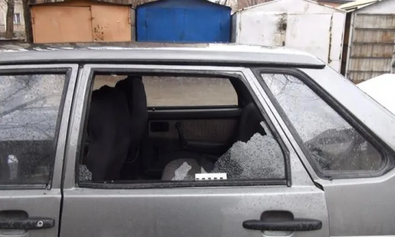 Группа людей обокрала автомобиль жителя Бийска