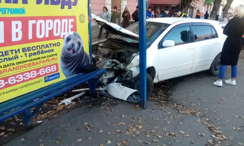 Автомобиль въехал в остановку в Барнауле. Один человек погиб