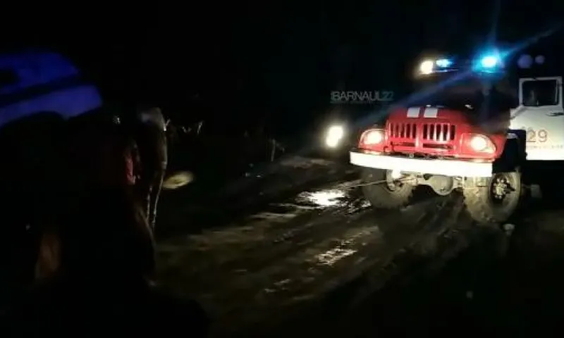 Соцсети: машина скорой помощи провалилась в яму в алтайском селе
