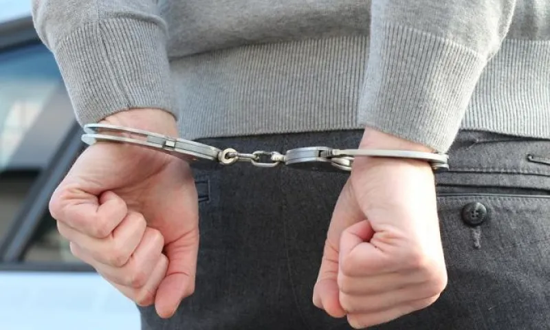 Двое жителей Барнаула ограбили мужчину на улице