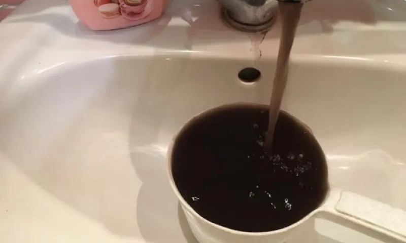 Чёрная вода бежит из крана у жителей посёлка Центральный