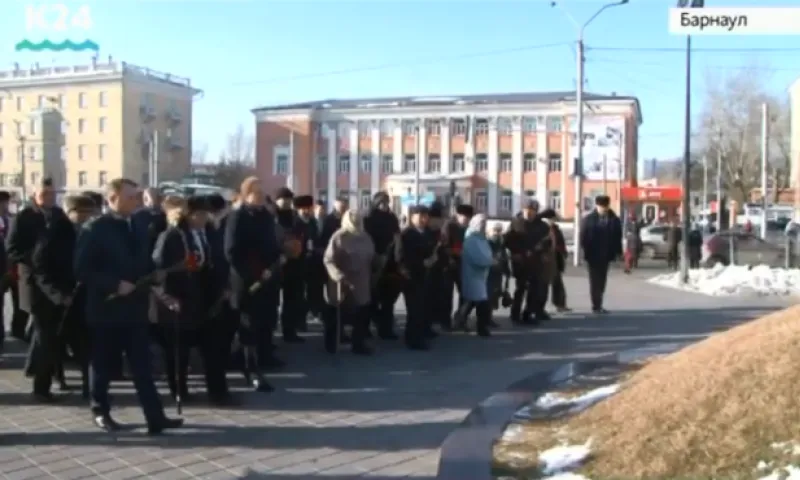 Виктор Томенко и первоцелинники возложили цветы к памятнику переселенцам на Алтай