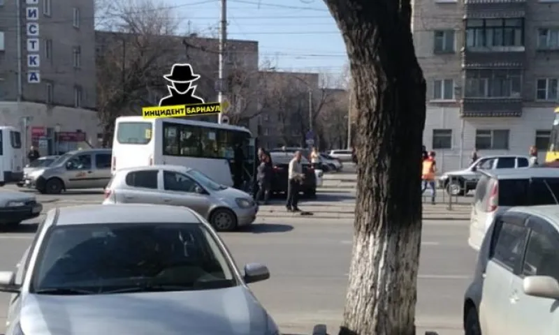 Появилось видео момента ДТП, в котором пострадало 8 человек в Барнауле