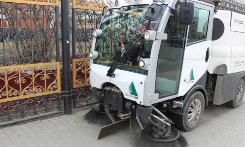 Коммунальная спецтехника очищает от пыли дороги и тротуары Барнаула