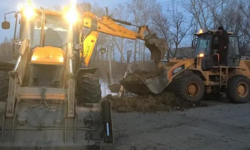 Водопропускные трубы меняют под дорогой в пригороде Барнаула
