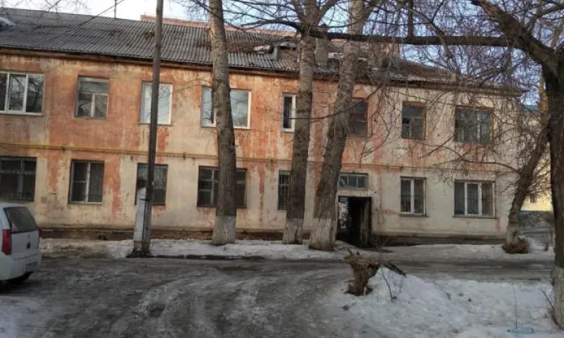 Жильцы аварийного полувекового дома в Барнауле опасаются обрушения