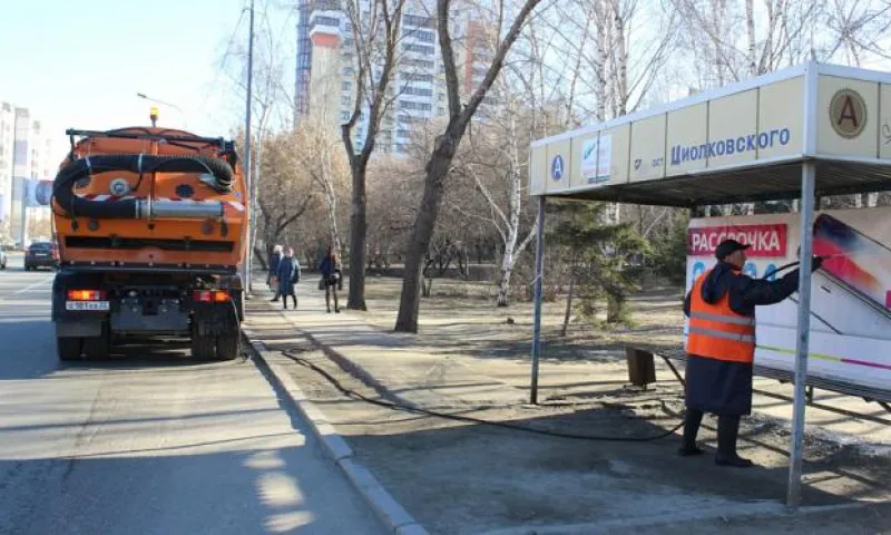 Остановки общественного транспорта моют барнаульские дорожники