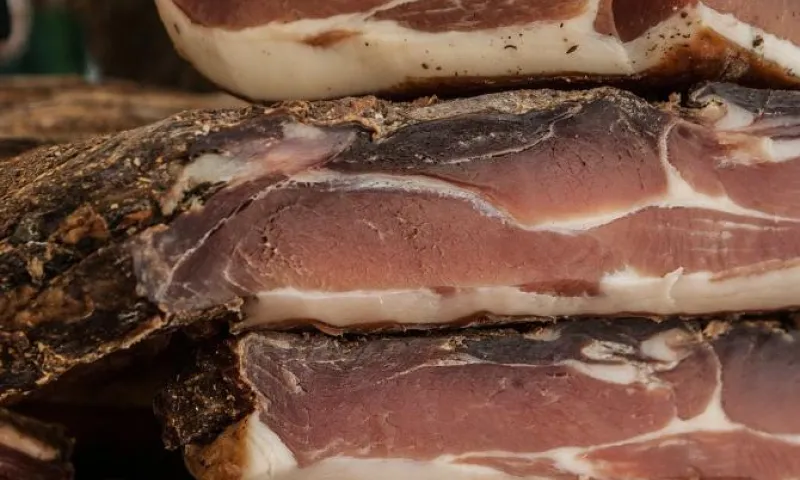 Женщина пыталась провезти в Алтайский край опасное мясо из Вьетнама