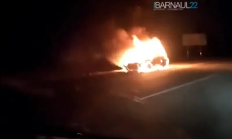 Автомобиль сгорел ночью на трассе Барнаул – Бийск
