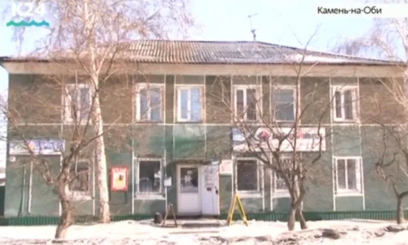 Жители дома в Камне-на-Оби жалуются, что их дом разваливается на глазах последние 15 лет