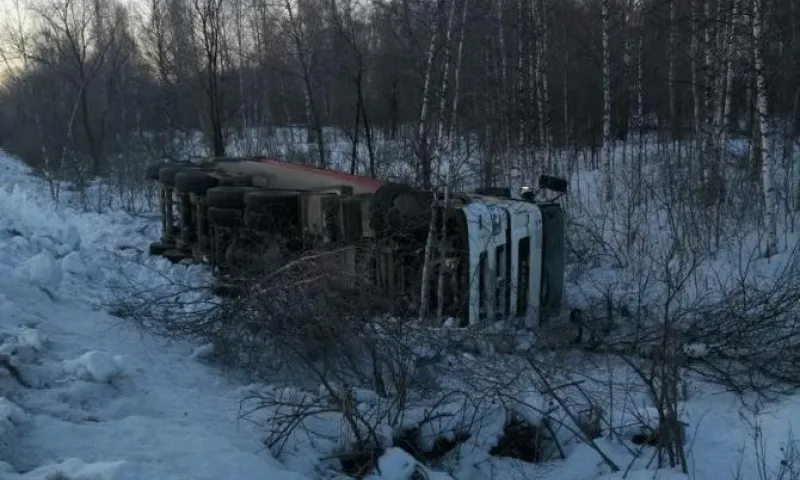 Водитель КамАЗа уснул за рулем и слетел с дороги в Алтайском крае