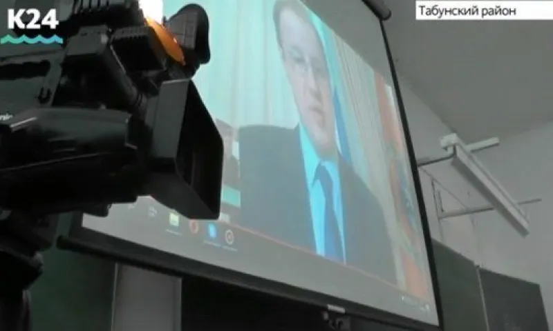 Школьница из Табунской школы взяла интервью у Виктора Томенко