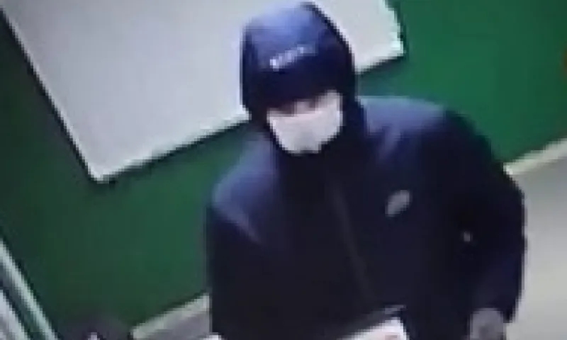 Полицейские просят помощи в розыске преступника в Барнауле