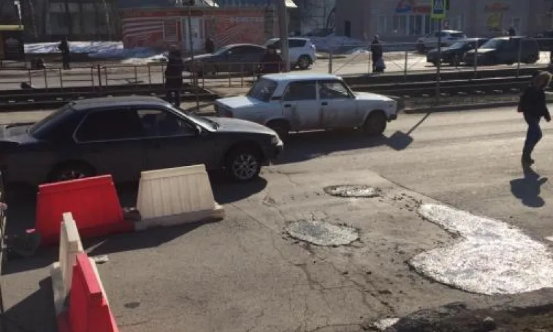 Движение ограничили на участке дороги в Барнауле 