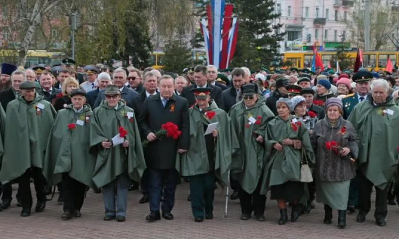 Александр Карлин вместе с ветеранами Великой Отечественной войны возложил цветы к Мемориалу Славы