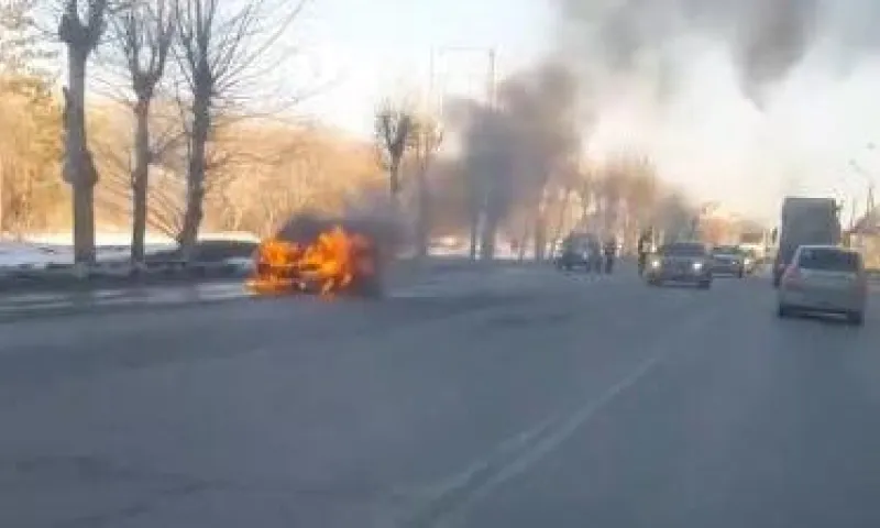 Автомобиль загорелся на Павловском тракте в Барнауле