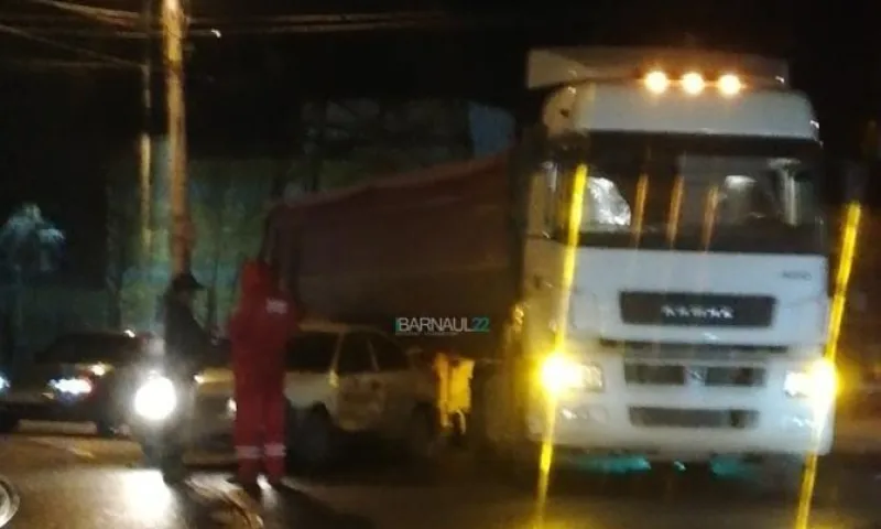 ДТП с участием КамАЗа  произошло в Барнауле 