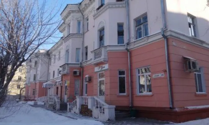 Лёд упал с крыши дома на подростков в Барнауле