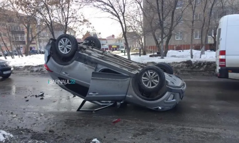 Фото: иномарка перевернулась на крышу после ДТП в Барнауле