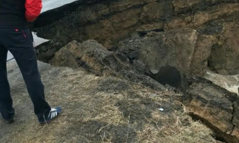 Обрыв образовался на месте одной из алтайских трасс