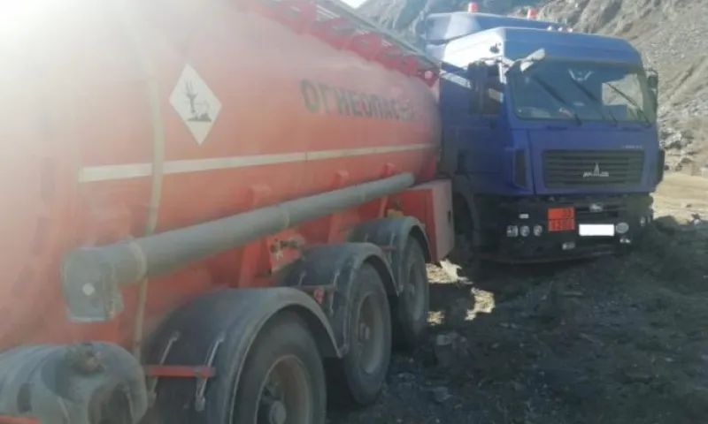 Грузовик с прицепом слетел с трассы на Алтае