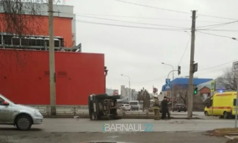 Автомобиль такси перевернулся набок в результате ДТП в Барнауле
